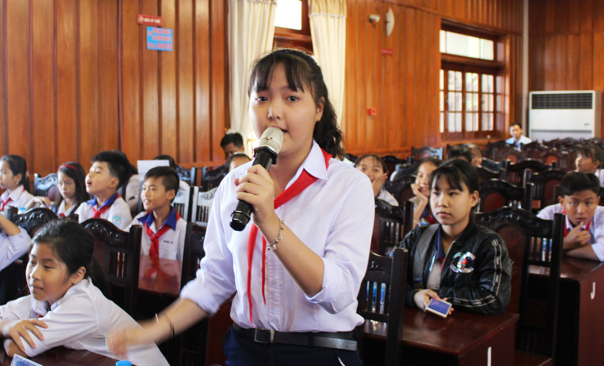 Lâm Nguyễn Kiều My mạnh dạn trao đổi, bày tỏ thắc mắc đến lãnh đạo, các sở, ngành trên địa bàn tỉnh tại cuộc gặp gỡ, giao lưu giữa lãnh đạo tỉnh với 350 em thiếu niên, nhi đồng trên địa bàn tỉnh năm 2019