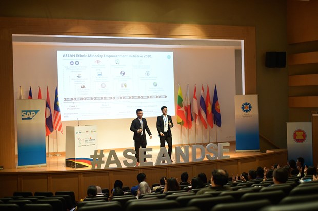 Hai sinh viên đội AWM trình bày dự án tại vòng chung kết khu vực ASEANDSE 2019. (Ảnh: PV/Vietnam+)