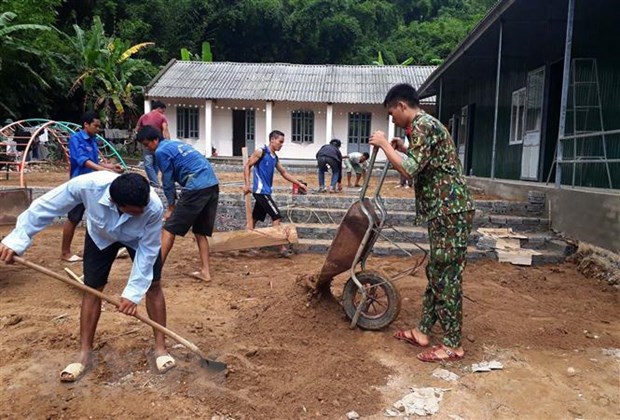 Thanh niên tình nguyện tham gia sửa chữa điểm trường Tiểu học Sa Ná-Son, xã Na Mèo, huyện Quan Sơn, tỉnh Thanh Hóa sau trận lũ lụt. (Ảnh: Trịnh Duy Hưng/TTXVN)