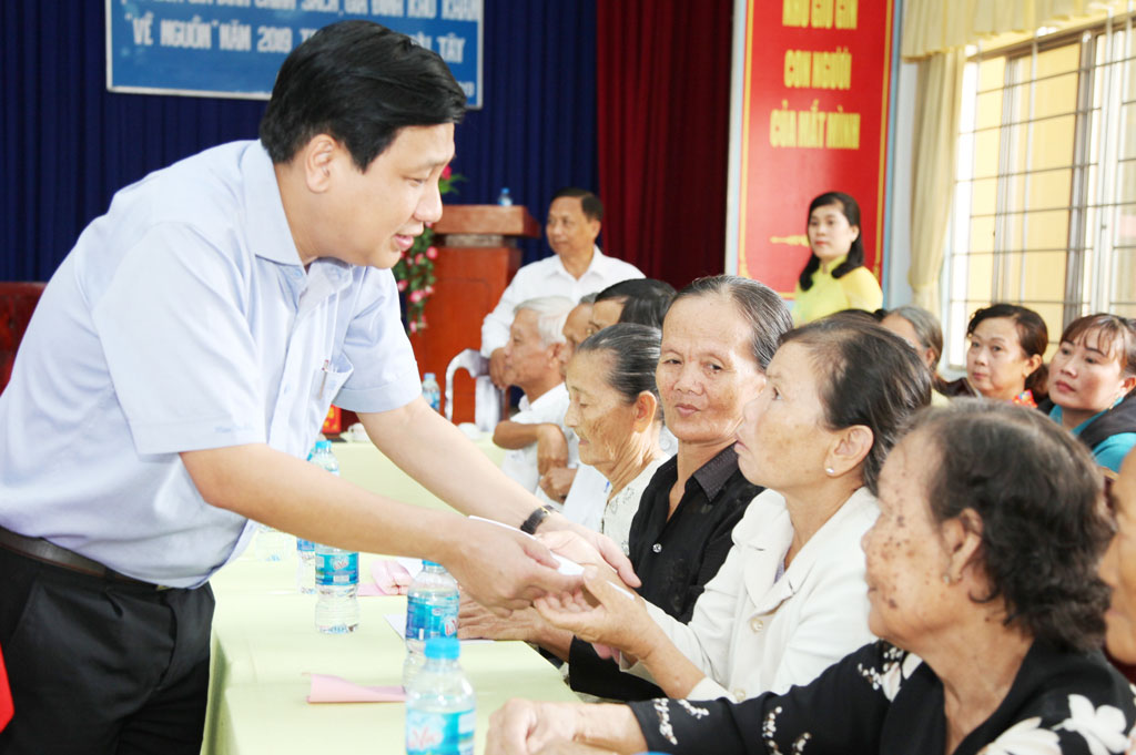 Bí thư Huyện ủy - Nguyễn Việt Cường tặng quà gia đình chính sách