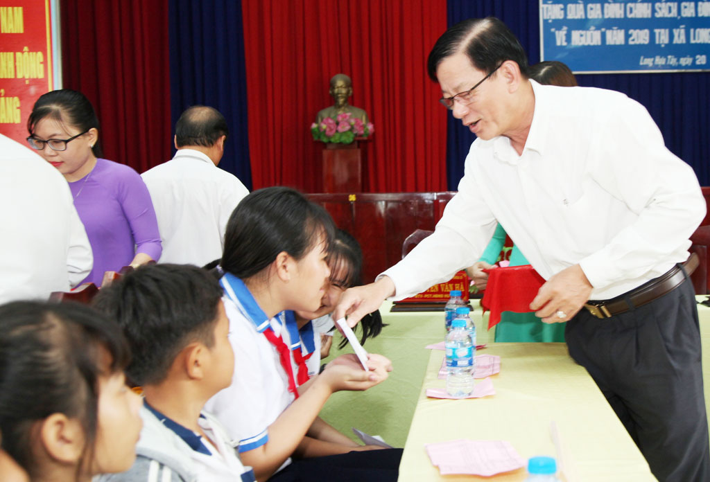 Phó Bí thư Thường trực Huyện ủy - Trần Văn Xuân tặng quà cho trẻ em có hoàn cảnh khó khăn
