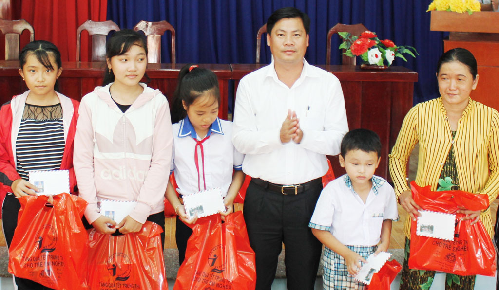 Phó Bí thư Huyện ủy, Chủ tịch UBND huyện - Huỳnh Văn Quang Hùng tặng quà cho gia đình có hoàn cảnh khó khăn