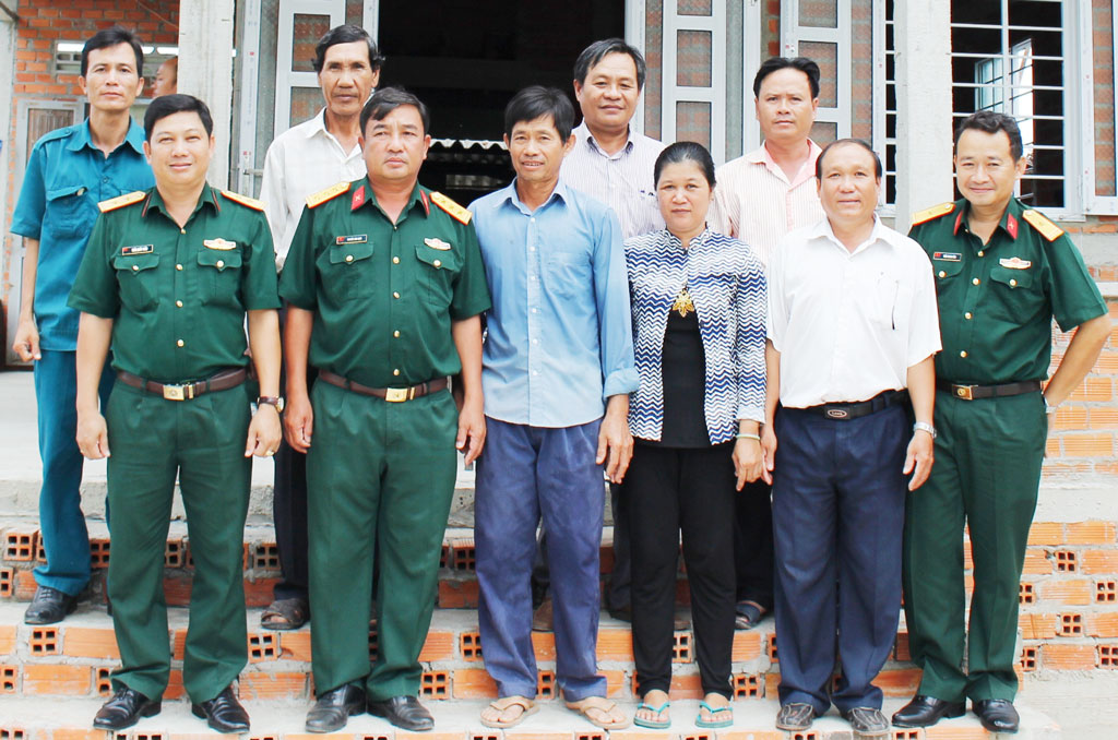 Phó Bí thư Huyện ủy, Chủ tịch UBND huyện - Huỳnh Văn Quang Hùng tặng quà cho gia đình có hoàn cảnh khó khăn