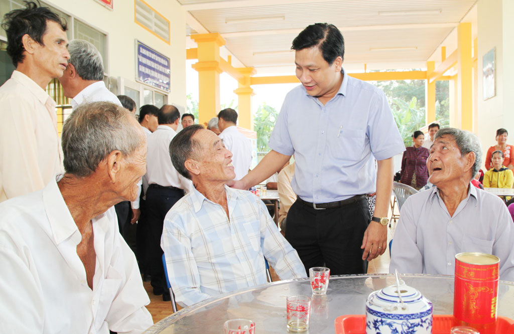 Bí thư Huyện ủy Nguyễn Việt Cường ân cần thăm hỏi người dân xã Long Hựu Tây