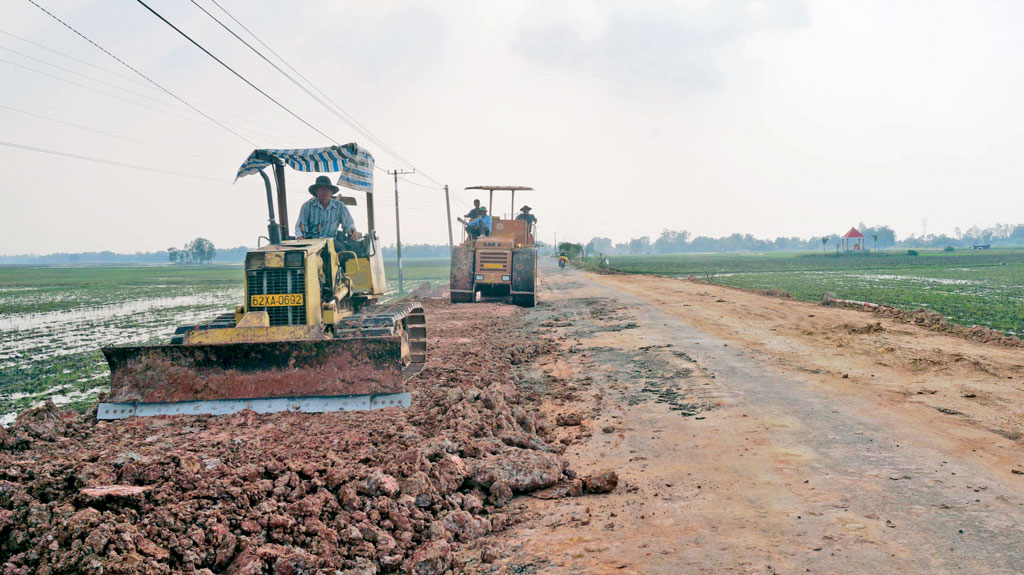 Thời gian qua, nhiều công trình đường giao thông được đầu tư tạo điều kiện thuận lợi cho đi lại, giao thương hàng hóa, thúc đẩy phát triển KT-XH