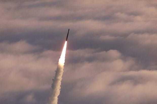 Một tên lửa đạn đạo liên lục địa Minuteman II được phóng trong một cuộc thử nghiệm từ căn cứ không quân Vandenberg, California, Mỹ. (Nguồn: USAF)