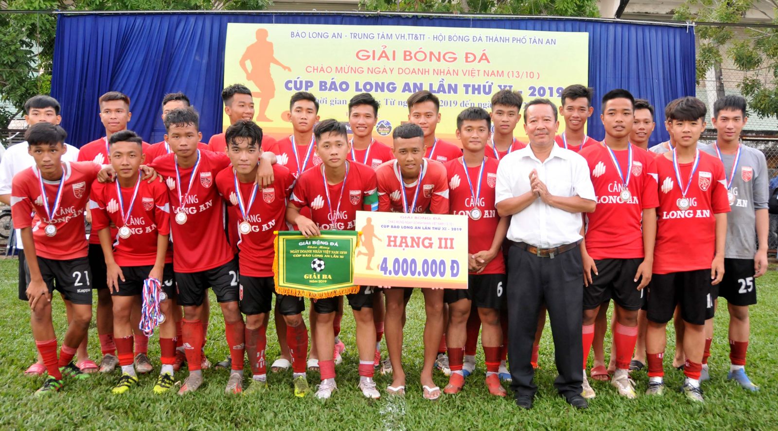 Closing 11th Long An Newspaper Cup football tournament: Dung Phong won the championship Long An youth team wins the 3rd prize