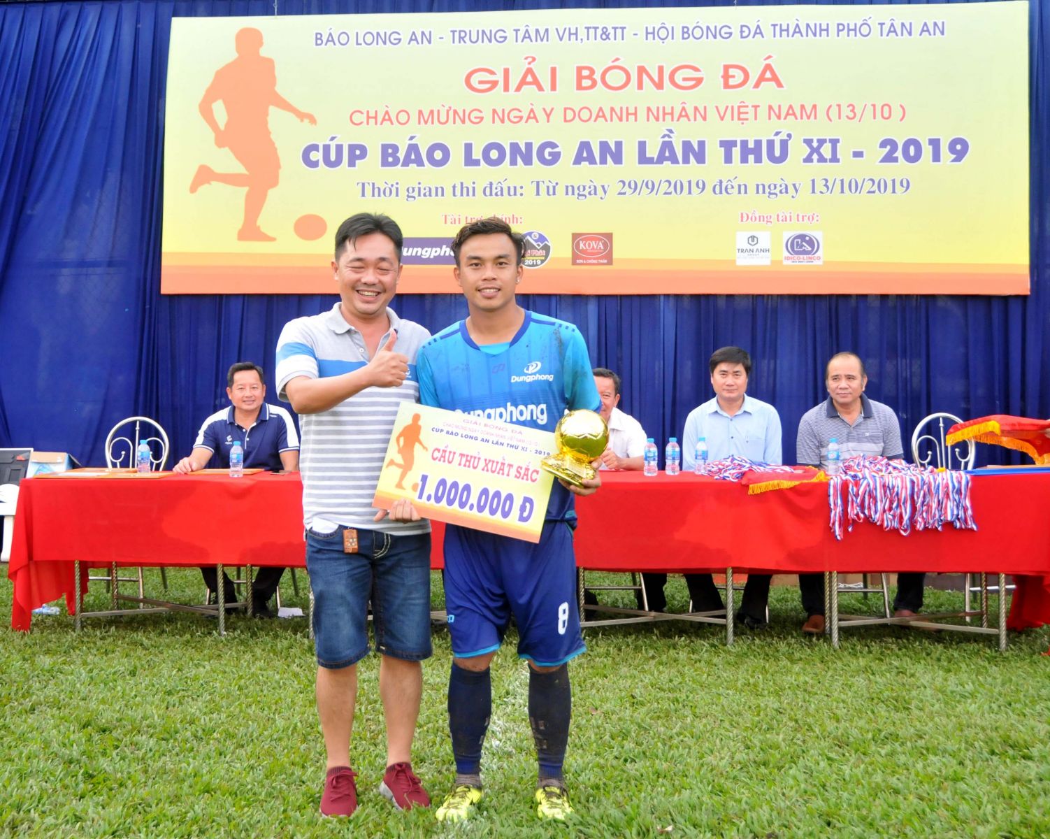 Closing 11th Long An Newspaper Cup football tournament: Dung Phong won the championship Dung Phong's Nguyen Viet Thang is voted the best player in the tournament