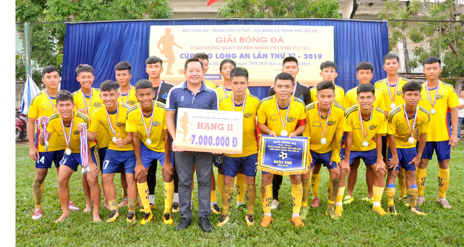 Closing 11th Long An Newspaper Cup football tournament: Dung Phong won the championship Dong Thap Youth team wins second prize