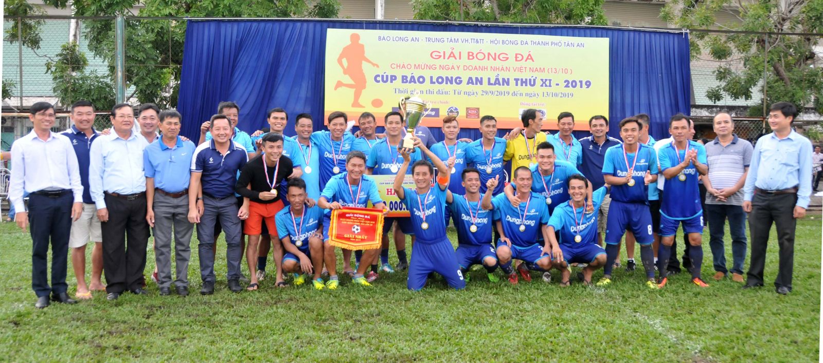Closing 11th Long An Newspaper Cup football tournament: Dung Phong won the championship The organizer awards the Cup to Dung Phong team