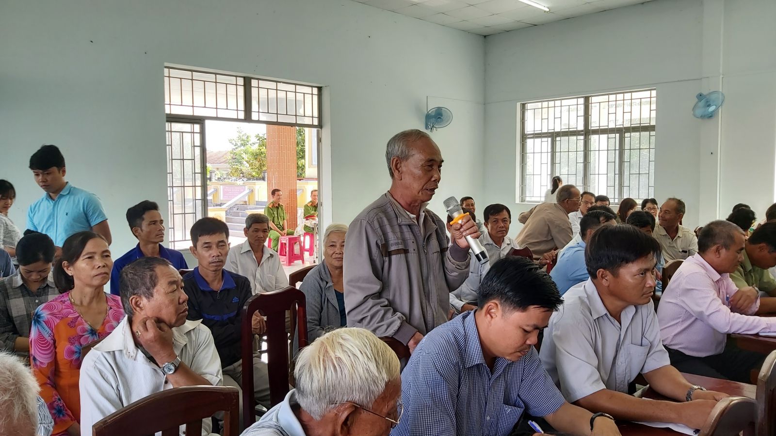Phó Thủ tướng Thường trực Chính phủ - Trương Hòa Bình tiếp xúc cử tri tại Đức Huệ