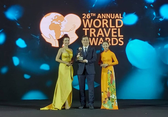Tổng cục trưởng Nguyễn Trùng Khánh nhận cúp WTA cho Điểm đến ẩm thực hàng đầu châu Á 2019 tại lễ trao giải thưởng Du lịch thế giới lần thứ 26. Ảnh: N.Bình