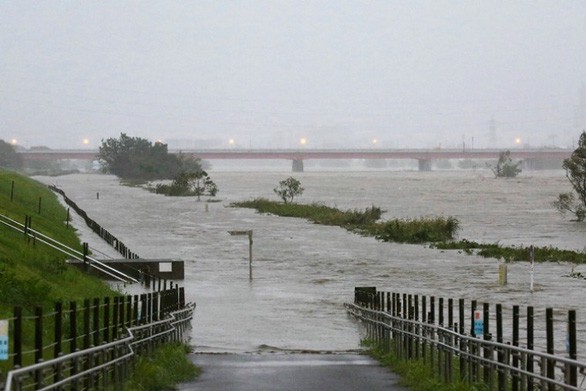 Tuy bão đã ra khỏi Tokyo và các tỉnh khu vực Kanto, riêng khu vực sông Tama, của Tokyo do mực nước sông cao - Ảnh: AFP