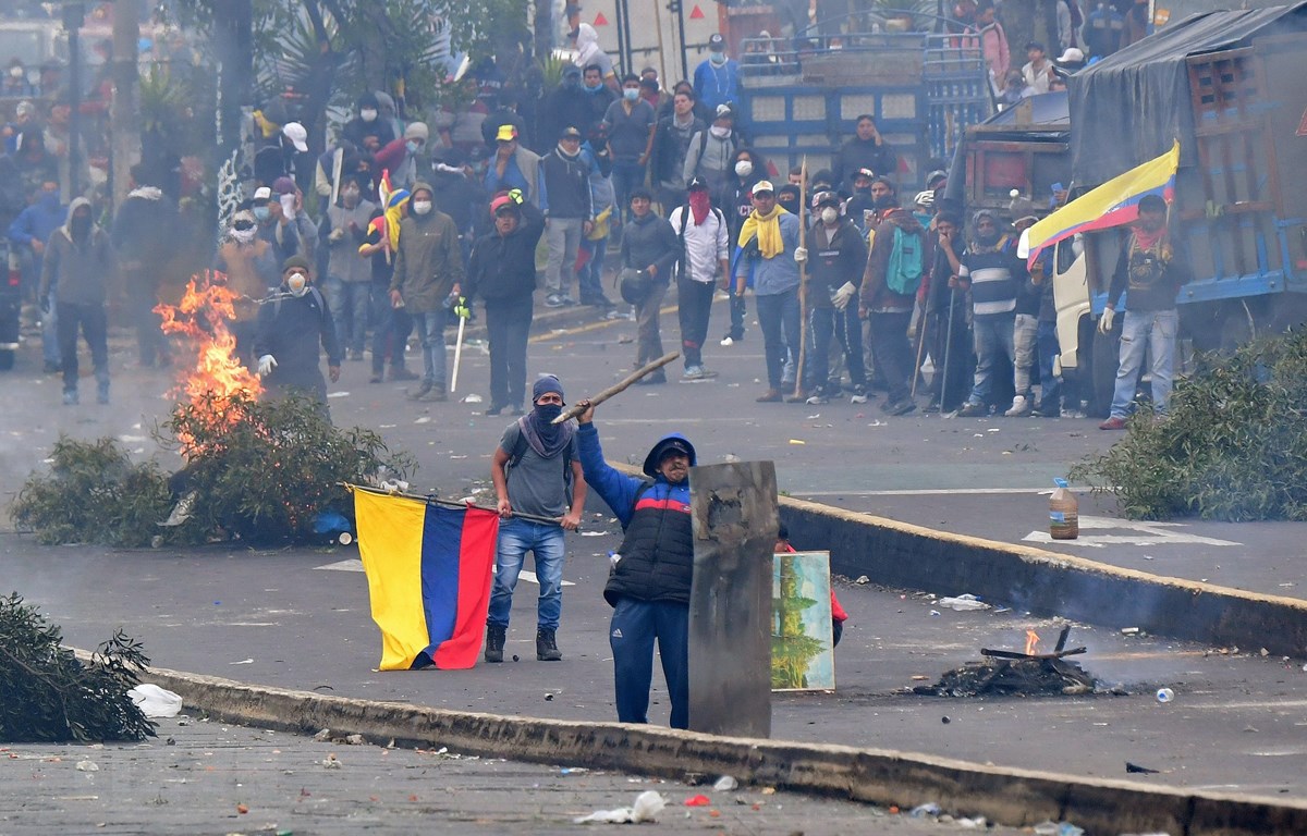 Biểu tình phản đối chính sách khắc khổ của chính phủ tại Quito, Ecuador, ngày 8/10. (Ảnh: AFP/TTXVN)