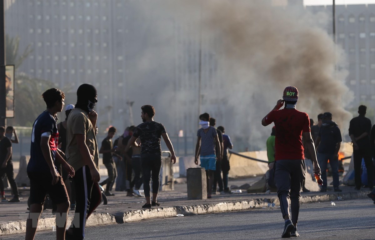 Người biểu tình đốt phá tại thủ đô Baghdad, Iraq ngày 5/10/2019. (Ảnh: THX/TTXVN)