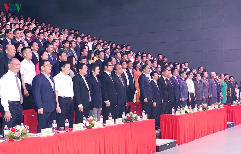 Thủ tướng: Doanh nghiệp, doanh nhân mang lại sự thịnh vượng của quốc gia Các đại biểu dự buổi Lễ thực hiện nghi thức chào cờ