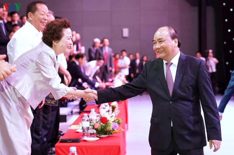 Thủ tướng: Doanh nghiệp, doanh nhân mang lại sự thịnh vượng của quốc gia Thủ tướng gặp gỡ các đại biểu dự buổi lễ .