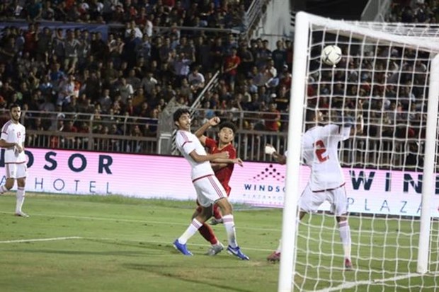 Vietnam draw 1-1 with UAE in friendly match Ha Duc Chinh (centre) finds the back of the net for Vietnam during their friendly match against the UAE on October 13 in HCM City. The match ended 1-1. (Source: 24h.com.vn)