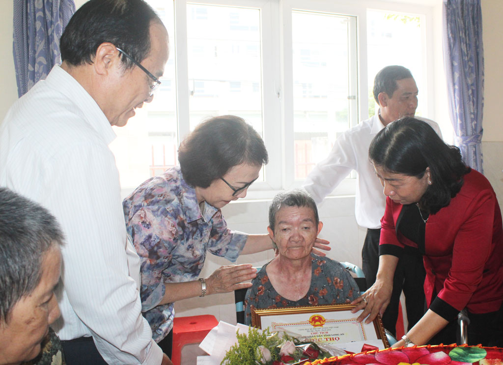 Chúc thọ, tặng quà người cao tuổi tại Khu nuôi dưỡng người cao tuổi huyện Cần Giuộc