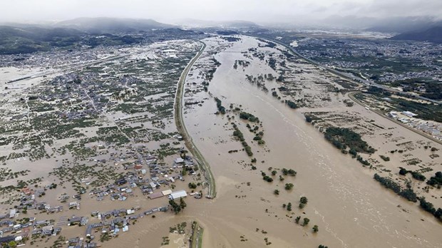 Thành phố Nagano, miền Trung Nhật Bản, chìm trong biển nước. (Nguồn: Kyodo)