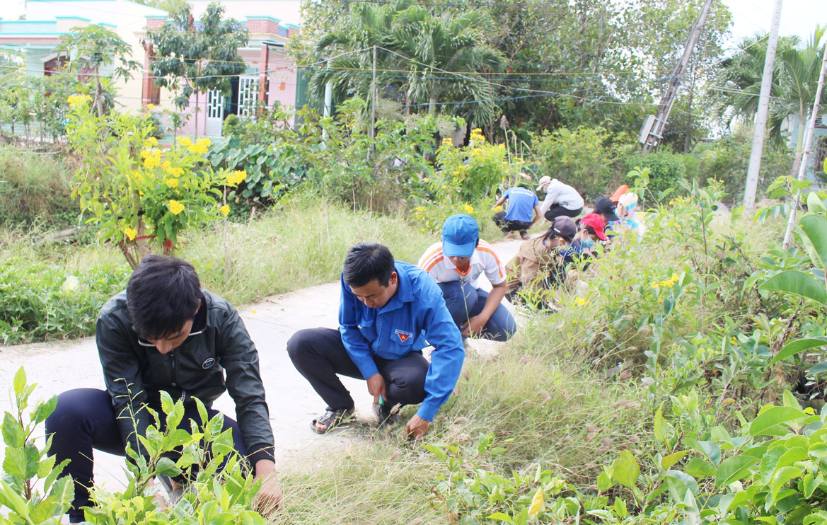 Đoàn viên, thanh niên tham gia dọn cỏ, thu gom rác thải nhằm bảo vệ môi trường