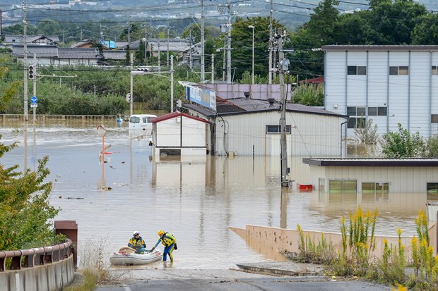 Lực lượng cứu hộ làm nhiệm vụ tại khu vực ngập lụt ở tỉnh Nagano, Nhật Bản. (Ảnh: THX/TTXVN)