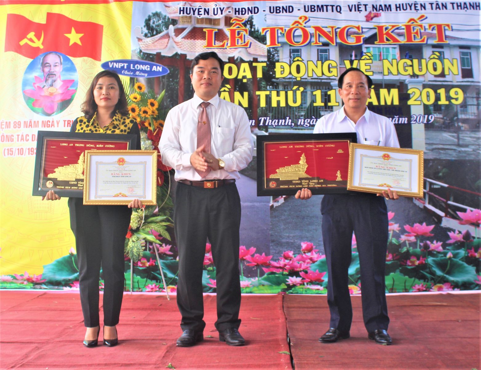 Tan Thanh: Nearly 41 billion VND invested for ancestor-returning activities in 2019 Secretary of Tan Thanh district Party Committee - Bui Quoc Bao (C) awards the Certificate of Merit of Long An provincial People's Committee to individuals and collectives with good achievements in the ancestor-returning activities 2019