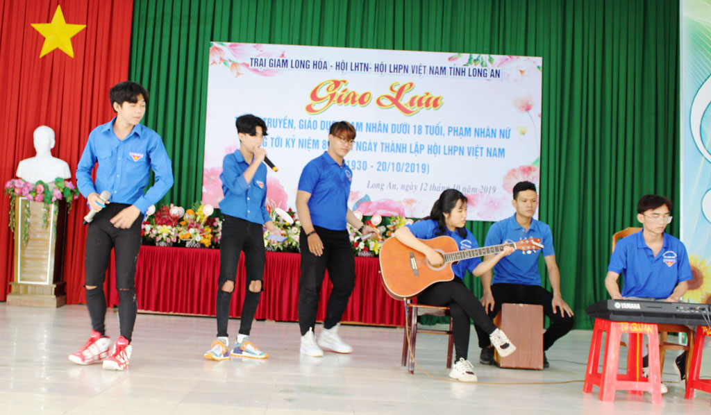 Buổi giao lưu văn hóa - văn nghệ giữa cán bộ Hội Liên hiệp Thanh niên Việt Nam tỉnh với phạm nhân Trại giam Long Hòa