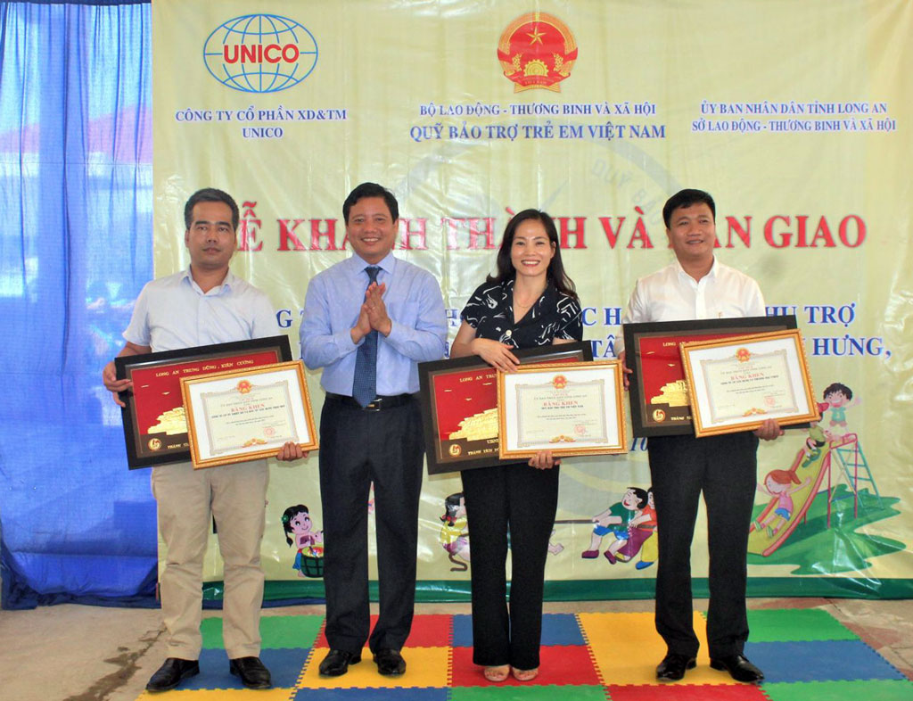 Long An inaugurates and hands over 3 classrooms in Tuyen Binh Tay commune