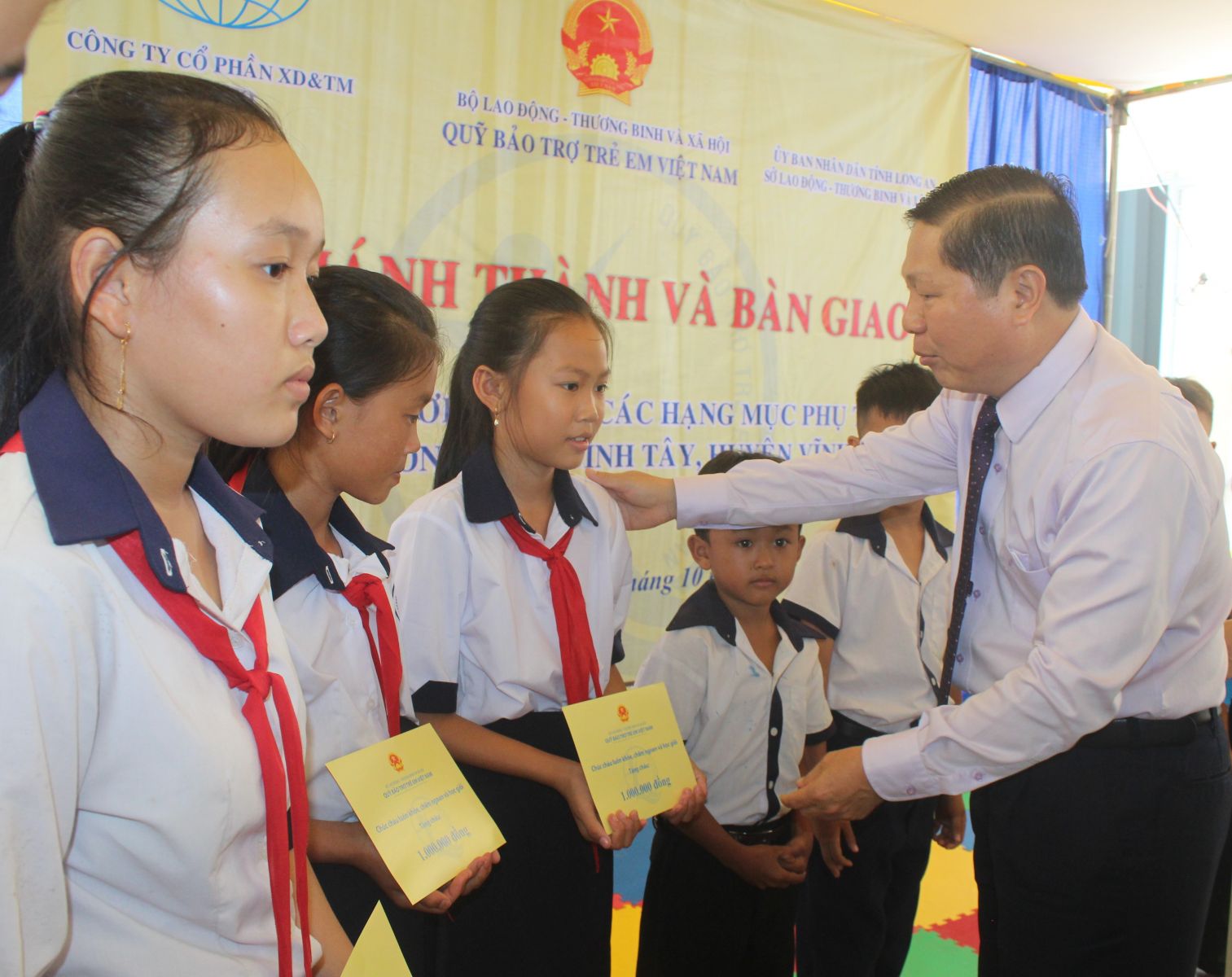 Long An inaugurates and hands over 3 classrooms in Tuyen Binh Tay commune