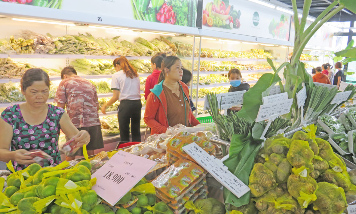 Người tiêu dùng chọn lựa thực phẩm tại cửa hàng San Hà, một trong những điểm bán thực phẩm an toàn trên địa bàn tỉnh