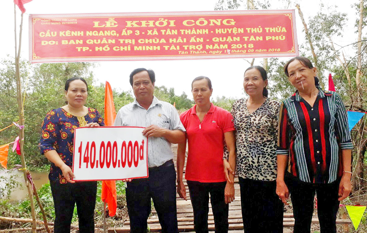 Chị Lê Thị Ngọc Diễm (bìa trái) vận động trao tặng tiền xây dựng cầu cho UBND xã Tân Thành