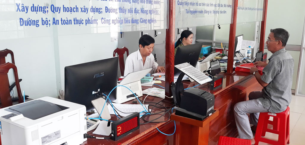Giải quyết thủ tục hành chính tại Trung tâm Hành chính công huyện Tân Trụ