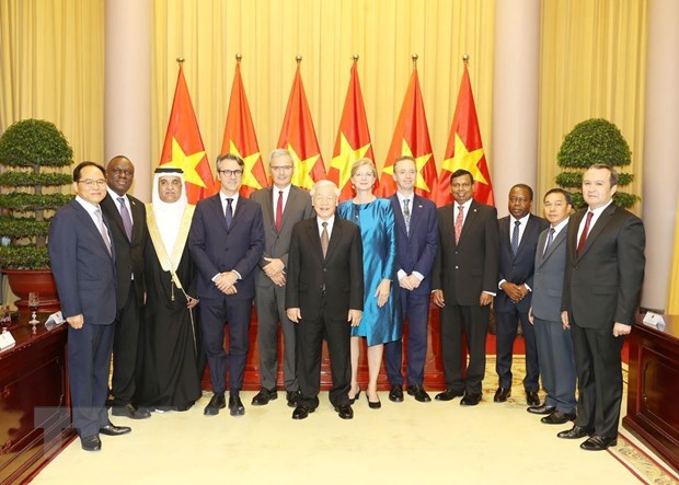 Tổng Bí thư, Chủ tịch nước Nguyễn Phú Trọng chụp ảnh chung với các Đại sứ đến nhận nhiệm kỳ công tác tại Việt Nam. (Ảnh: Trí Dũng/TTXVN)