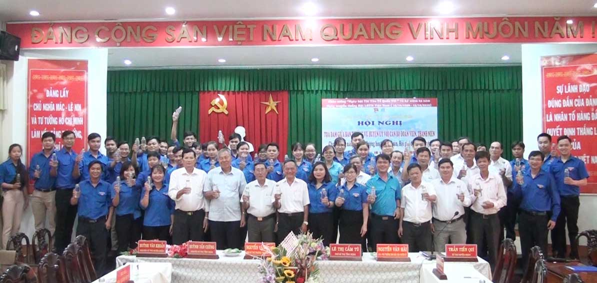 Ban Thường vụ Huyện ủy Đức Hòa chụp ảnh lưu niệm cùng cán bộ đoàn viên, thanh niên