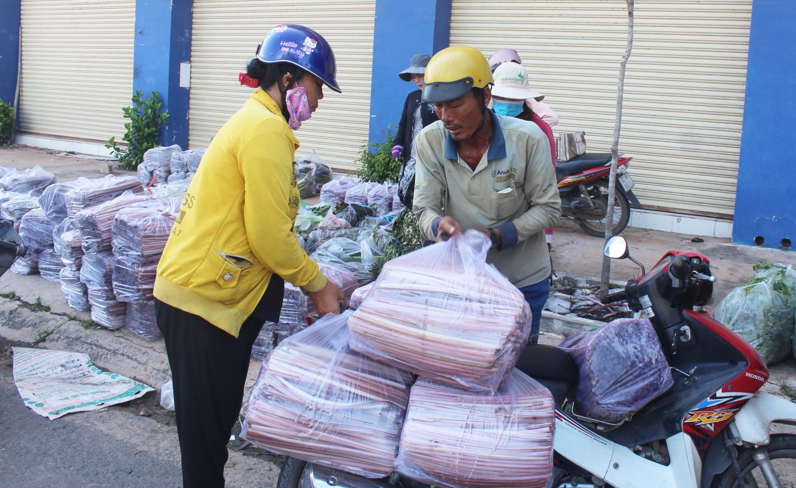 Hàng ngày, điểm tập kết rau đồng tại chợ Bàu Sậy thu mua 3-4 tấn rau đồng các loại