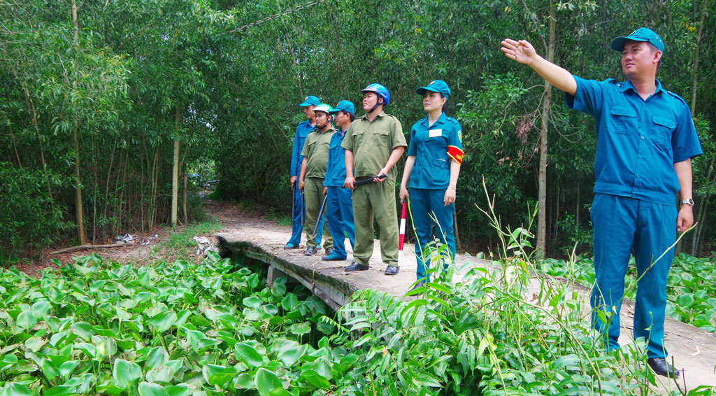 Chiến sĩ 'sao vuông' giữ bình yên biên giới Cán bộ, chiến sĩ dân quân chốt phối hợp tuần tra