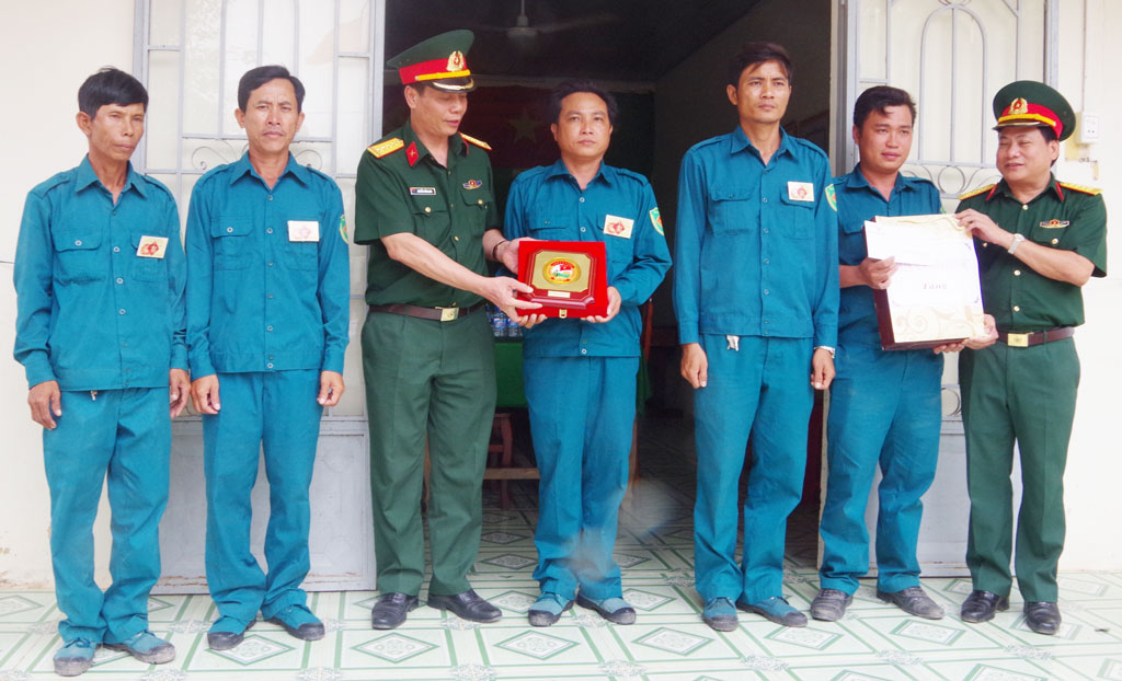 Chiến sĩ 'sao vuông' giữ bình yên biên giới Thăm, tặng quà, động viên tinh thần cán bộ, chiến sĩ Chốt Dân quân Mỹ Quý Tây