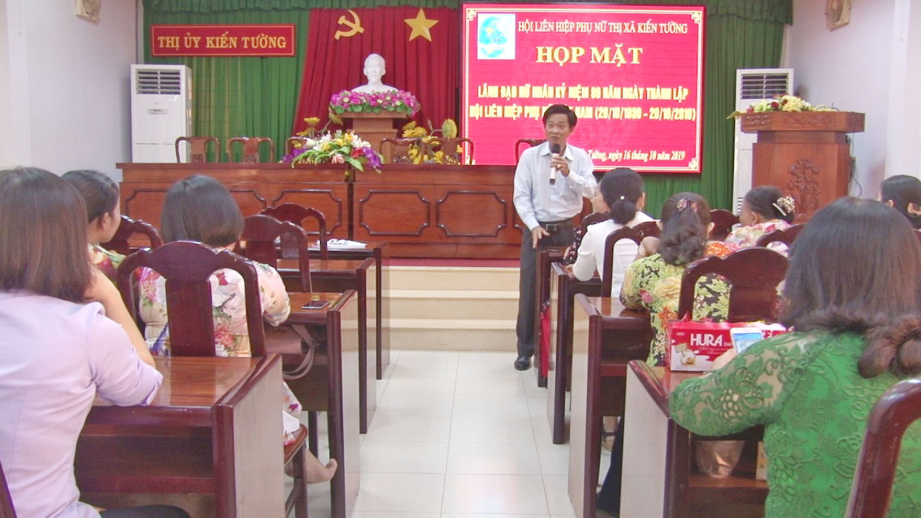 Kiến Tường: Họp mặt kỷ niệm 89 năm ngày Thành lập Hội LHPN Việt Nam Ông Trần Minh Hiếu - Trưởng Phòng xây dựng nếp sống văn hóa và gia đình, Sở Văn hóa, Thể thao và Du lịch tỉnh Long an nói chuyện chuyên đề tại buổi họp mặt