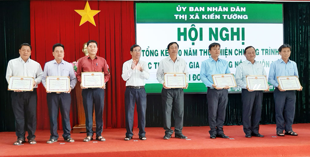 Kiến Tường: Tổng kết 10 năm thực hiện chương trình mục tiêu quốc gia xây dựng nông thôn mới