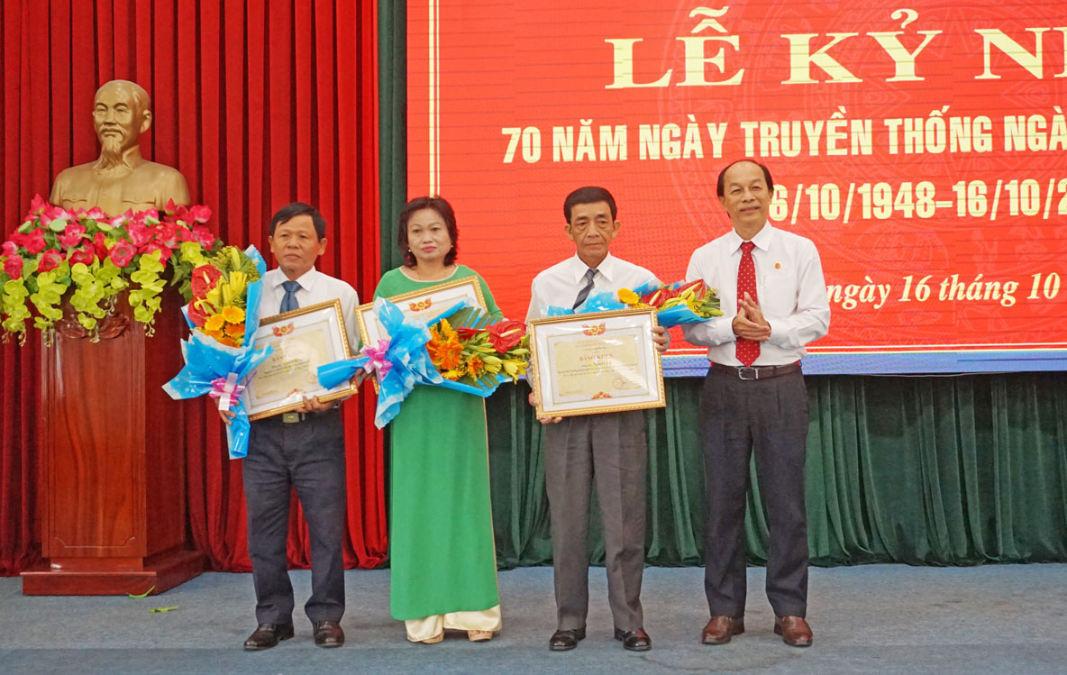 Chủ nhiệm Ủy ban Kiểm tra Tỉnh ủy - Lê Thanh Nghiêm trao bằng khen của Ủy ban Kiểm tra Trung ương cho cán bộ, đảng viên công tác trong ngành Kiểm tra Đảng từ 25 năm trở lên