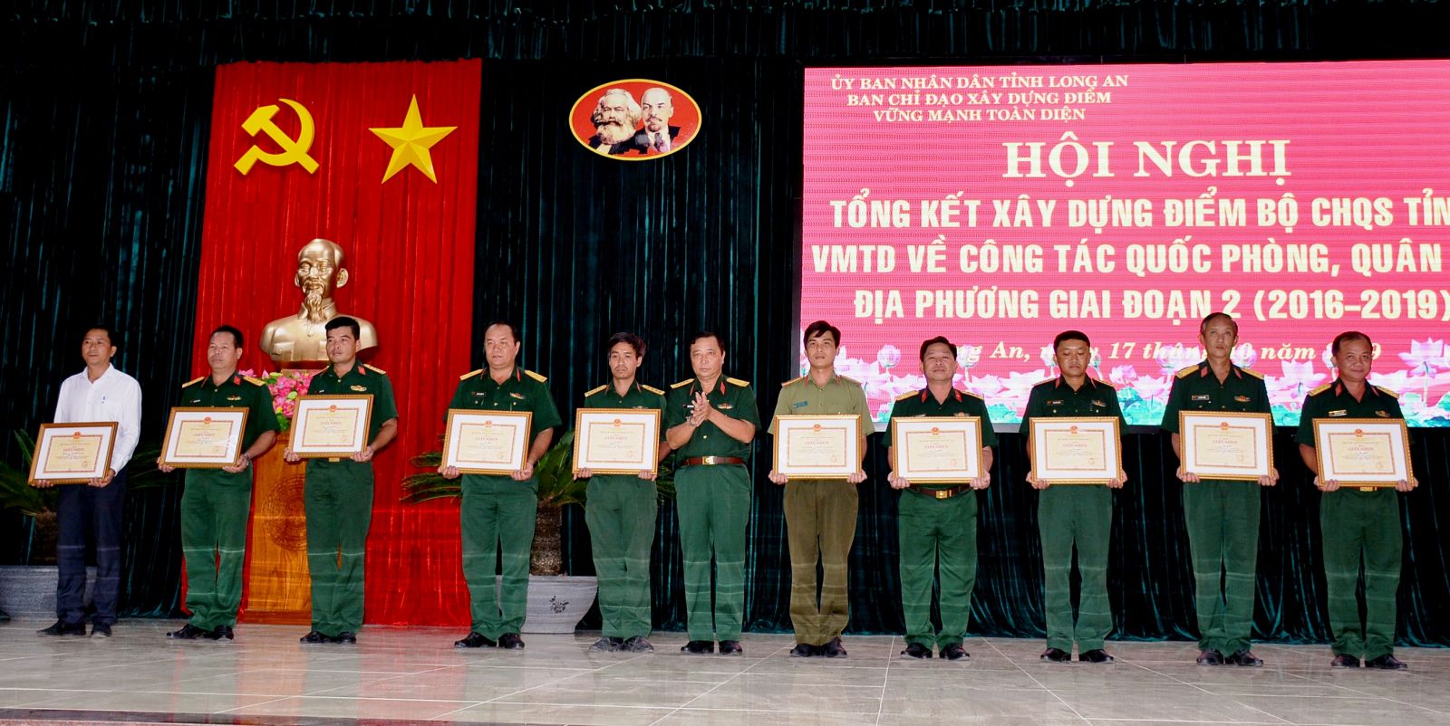 The Commander of the Provincial Military Command - Tran Van Trai presented certificates of merit to 60 collectives and individuals with outstanding achievements in building the typical model of the comprehensive strong Military Command for local defense and military work.