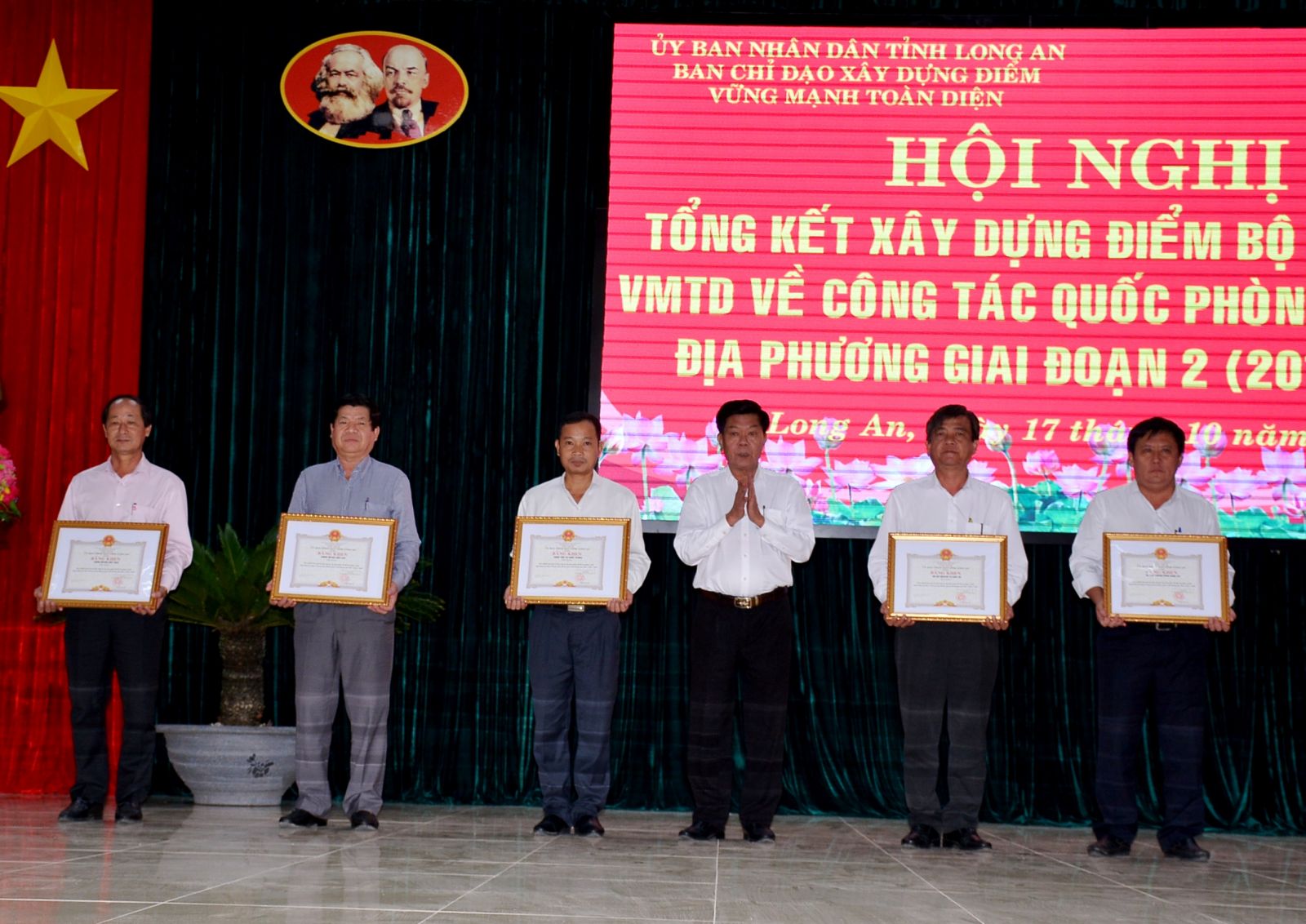 Chairman of the Provincial People's Committee - Tran Van Can awards certificates of merit to 15 collectives and individuals with outstanding achievements in building a typical model of comprehensive strong Military Command for local defense and military work.