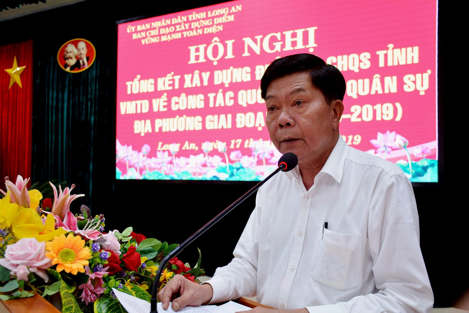 Chairman of the Provincial People's Committee - Tran Van Can speaks at the conference