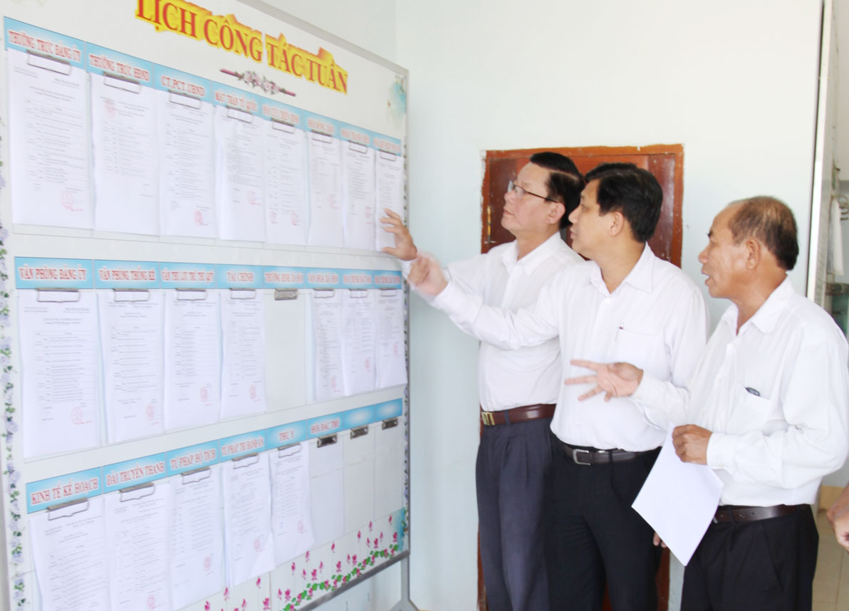 Bí thư Huyện ủy Cần Đước - Nguyễn Việt Cường (giữa) khảo sát phương thức xây dựng lịch làm việc của lãnh đạo xã Phước Đông