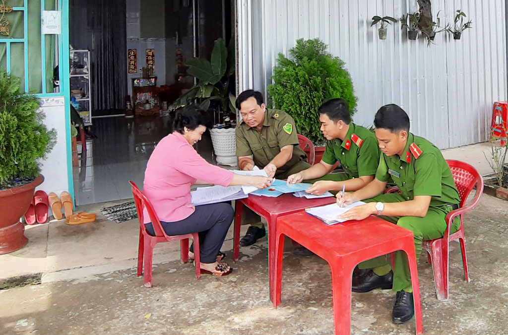 Công an huyện Mộc Hóa tuyên truyền pháp luật tại nhà trọ, nhà nghỉ