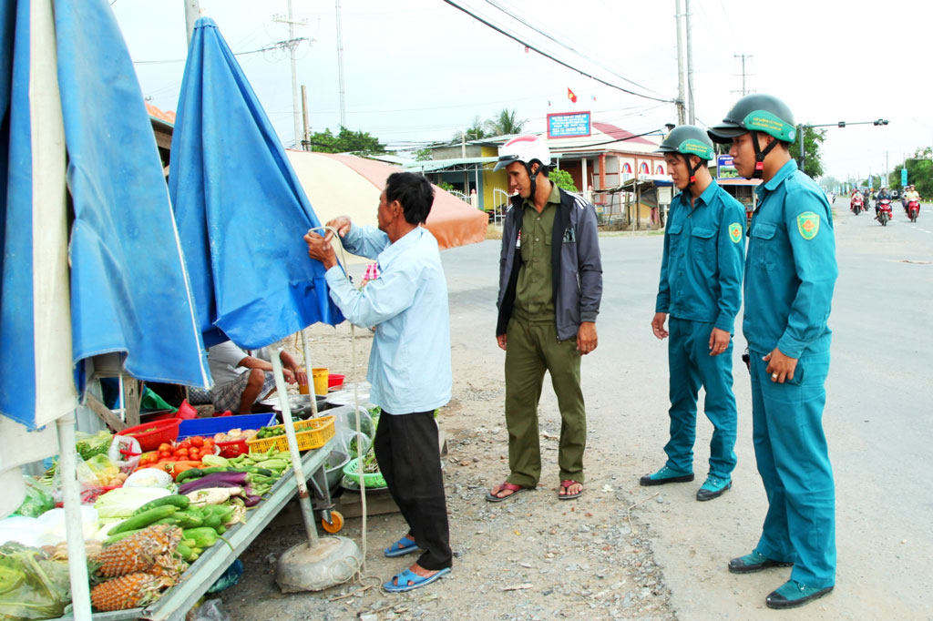 Lực lượng chức năng ra quân giải tỏa các hộ buôn bán lấn chiếm hành lang an toàn giao thông