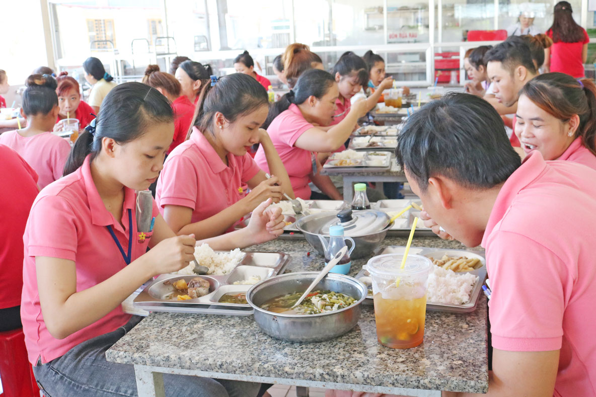 Bữa ăn giữa ca của công nhân Công ty TNHH Thuận Hưng