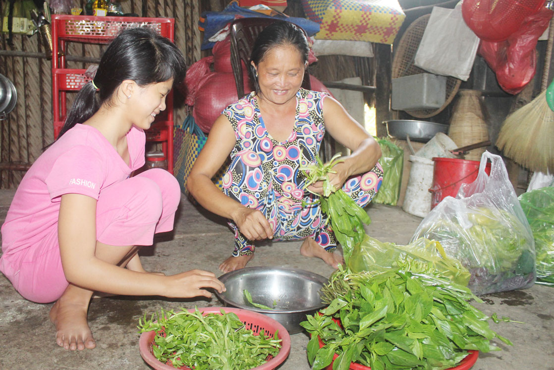 Gia đình bà Nguyễn Thị Đẹp vui mừng khi được mạnh thường quân, nhà hảo tâm giúp đỡ