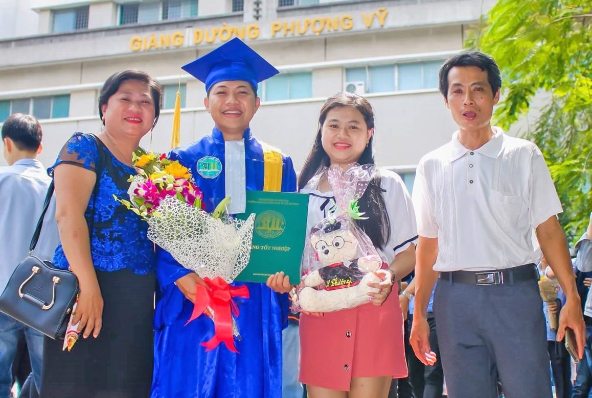 Gia đình anh Hoàng, chị Nguyên trong ngày tốt nghiệp của con trai